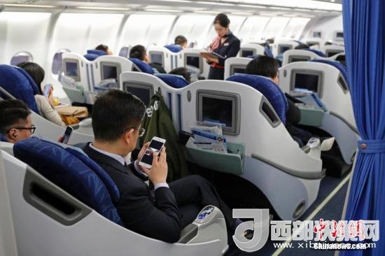 在東航MU5137航班上，旅客全程在飛行模式下可以使用手機。殷立勤 攝
