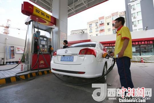 資料圖：山西太原，加油站工作人員正在給車(chē)輛加油?！?jiān)?攝