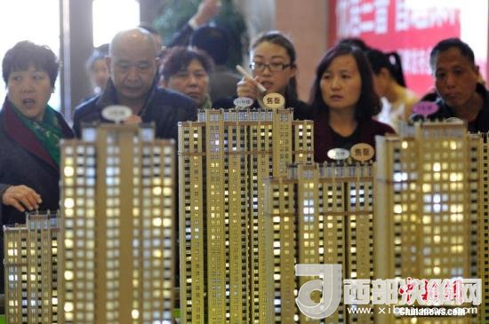 資料圖：民眾選購商品房。 <a target='_blank' >中新社</a>記者 韋亮 攝