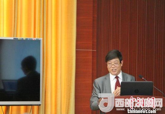 圖為中南大學教授歐陽友權(quán)在現(xiàn)場作了題為“我國文化產(chǎn)業(yè)發(fā)展的三大拐點與高校的責任”報告?！≮w曉 攝