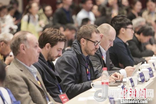 河北工業(yè)設計創(chuàng)新中心(以下簡稱HIDC)啟動儀式暨“設計促轉型·創(chuàng)新贏未來”國際工業(yè)設計工作坊26日在河北省省會石家莊市舉行。圖為與會各國設計師?！⌒ば?攝