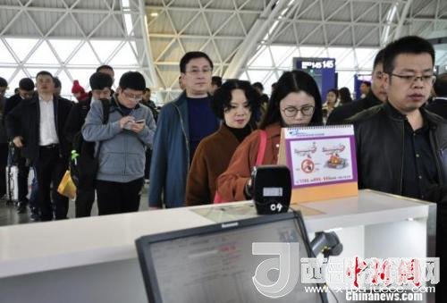圖為旅客等待進入客艙。　呂俊明 攝
