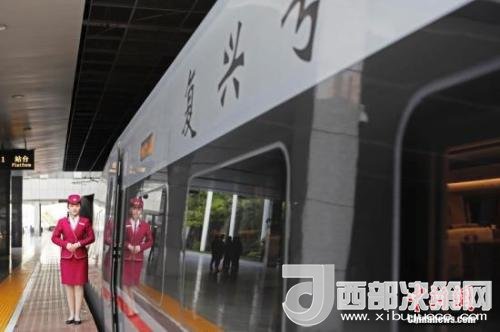 資料圖：4月10日，列車員在“復(fù)興號(hào)”列車旁迎接旅客的到來。 <a target='_blank'  data-cke-saved- >中新社</a>記者 殷立勤 攝