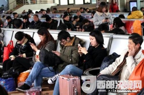 資料圖：移動互聯(lián)網(wǎng)時代，旅客都拿著手機打發(fā)時間。<a target='_blank' >中新社</a>記者 王中舉 攝