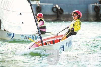 青島市北區(qū)立新小學(xué)學(xué)生參加2017年中國(guó)杯青少年帆船OP項(xiàng)目比賽。孫軍/攝