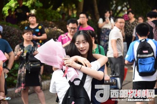 資料圖：一名家屬擁抱走出考場的考生。 王以照 攝