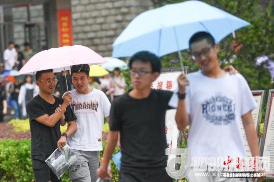 資料圖：6月8日，山西太原，考生打傘走出考場。當(dāng)日，全國部分地區(qū)2018年高考結(jié)束。 <a target='_blank'  data-cke-saved- >中新社</a>記者 武俊杰 攝
