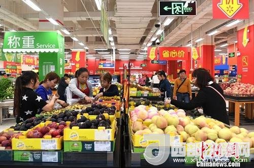資料圖：民眾在超市選購水果。<a target='_blank'  data-cke-saved- >中新社</a>記者 俞靖 攝