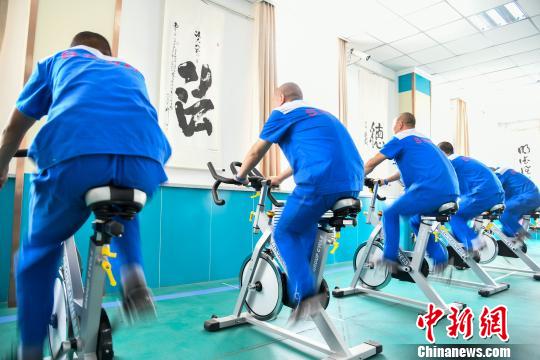 山西省戒毒人員正在進行身體鍛煉?！⊥踅ㄜ?攝