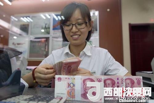 7月5日，山西太原一銀行工作人員正在清點貨幣。人民幣對美元匯率中間價在經(jīng)歷了過去11個交易中的10次下調(diào)后終于迎來大漲。5日，中國外匯交易中心公布人民幣對美元匯率中間價報6.6180，較前一交易日大幅上調(diào)415個基點，創(chuàng)下自2017年10月11日以來的最大升幅。<a target='_blank' >中新社</a>記者 張云 攝