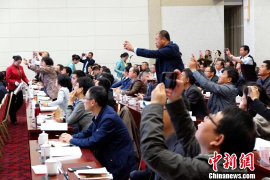 圖為與會(huì)嘉賓認(rèn)真聽取專家演講?！±铍h 攝