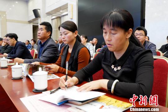圖為與會(huì)嘉賓聆聽專家演講?！±铍h 攝
