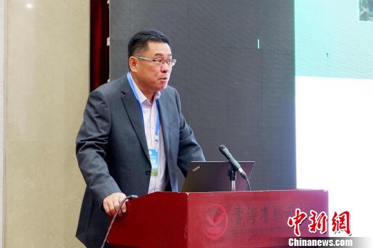 圖為青海省農(nóng)林科學(xué)院副院長(zhǎng)、國(guó)家大麥青稞產(chǎn)業(yè)技術(shù)體系崗位科學(xué)家遲德釗正在發(fā)言?！±铍h 攝