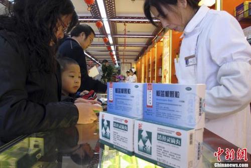 資料圖：北京一家老字號藥店內(nèi)，前來購買藥品的市民絡(luò)繹不絕。<a target='_blank'  data-cke-saved- ><p  align=