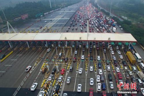 資料圖：車輛通過收費站。<a target='_blank'  data-cke-saved- ><p  align=