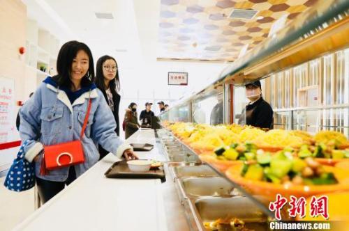 　資料圖：消費(fèi)者在餐廳就餐?！惴?攝