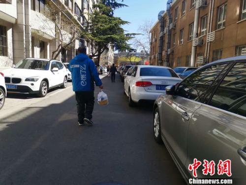 圖為餓了么配送員正在送餐。 謝藝觀 攝