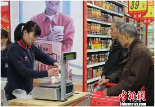 資料圖：在保定市北市區(qū)一家大型超市內(nèi)，促銷(xiāo)員正在為購(gòu)買(mǎi)雞蛋的市民稱量、打包。李芳華 攝