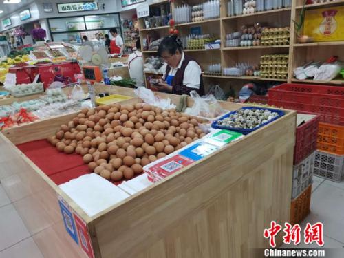 圖為菜市場(chǎng)里賣(mài)的雞蛋。 謝藝觀 攝
