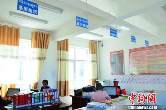 圖為塔秀村的便民服務(wù)大廳?！◆?shù)り?yáng) 攝