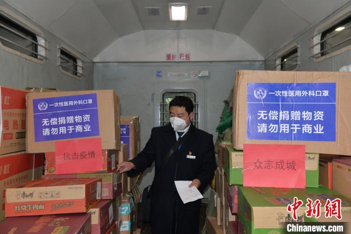 圖為中國鐵路昆明局集團通過普速客車行李車運送疫情防控保障物資。　黃婷婷 攝
