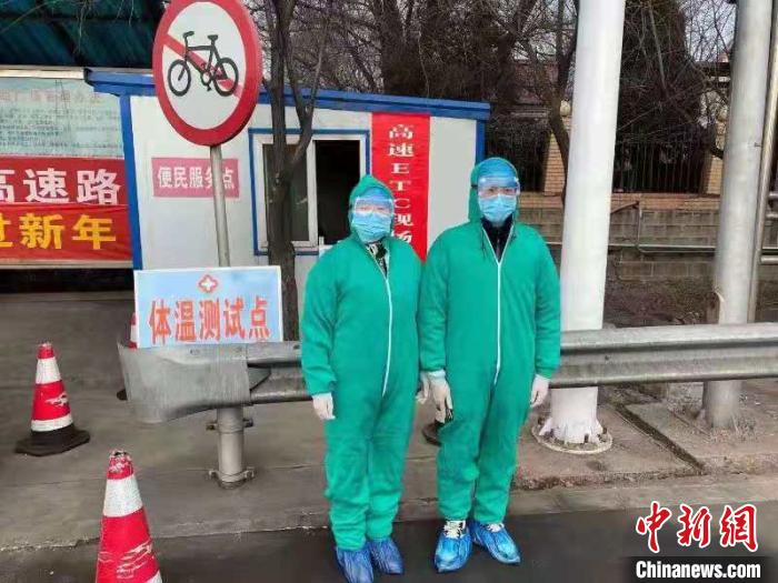 鄉(xiāng)鎮(zhèn)衛(wèi)生院和社區(qū)衛(wèi)生中心工作人員排查發(fā)熱患者?！〗樾菔嗅t(yī)療集團(tuán)供圖 攝