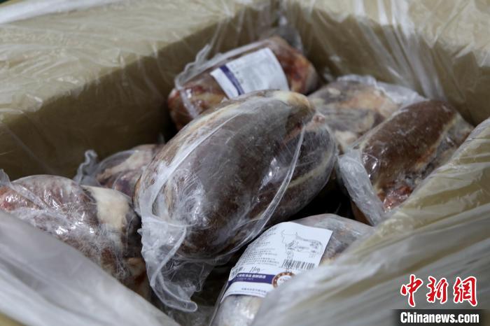 當(dāng)雄縣援鄂物資中的牦牛肉，圖中的為腱子肉，是牦牛肉中的“極品”?！‘?dāng)雄縣 供圖 攝