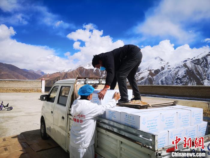 圖為工作人員搬運物資。堆龍德慶區(qū)宣傳部供圖