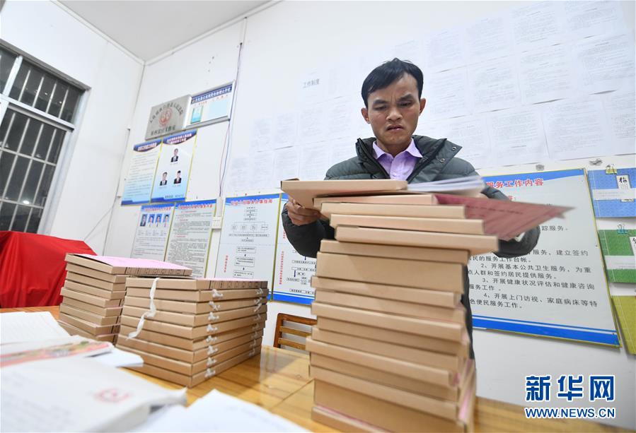 （決戰(zhàn)決勝脫貧攻堅(jiān)·圖文互動(dòng)）（1）另一種“逆行”——廣西5300余名駐村第一書(shū)記提前返崗?fù)渡怼皟删€(xiàn)作戰(zhàn)”