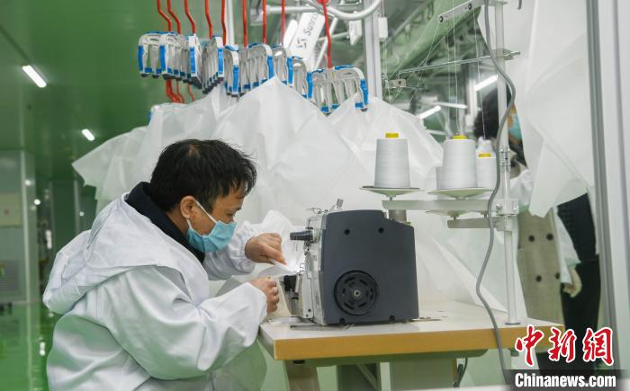 工人生產(chǎn)防護(hù)服，保障抗疫物資供應(yīng)。廣安市委宣傳部供圖