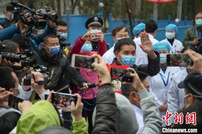 圖為貴州省最后一名新冠肺炎確診患者從貴州省將軍山醫(yī)院出院，患者與眾人揮手告別?！■暮陚?攝