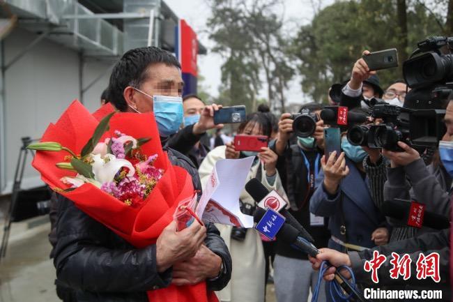 圖為貴州省最后一名新冠肺炎確診患者從貴州省將軍山醫(yī)院出院，患者接受媒體采訪?！■暮陚?攝