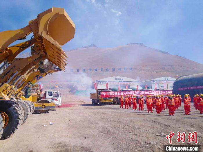 備受國內(nèi)外關(guān)注的G0711線烏魯木齊至尉犁高速公路建設(shè)項(xiàng)目天山勝利隧道復(fù)工“進(jìn)行時(shí)”?！￡悇︼w 攝