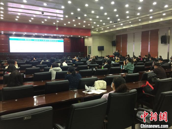 山西選派554名疫情防控指導員駐校指導高三年級開學疫情防控?！「呷鸱?攝