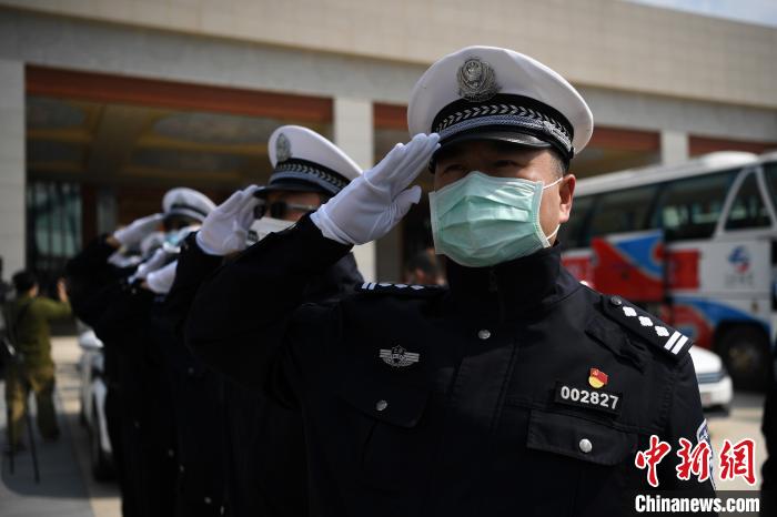 圖為交警們向醫(yī)療隊敬禮?！】灯?攝