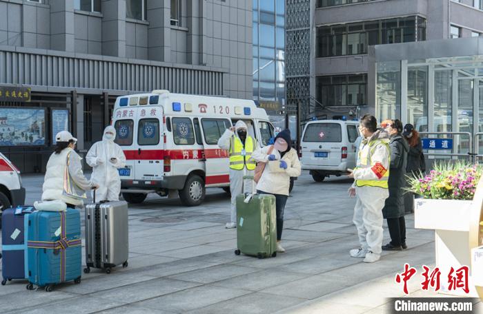 圖為呼和浩特車站“外防輸入”?！∠牧?攝