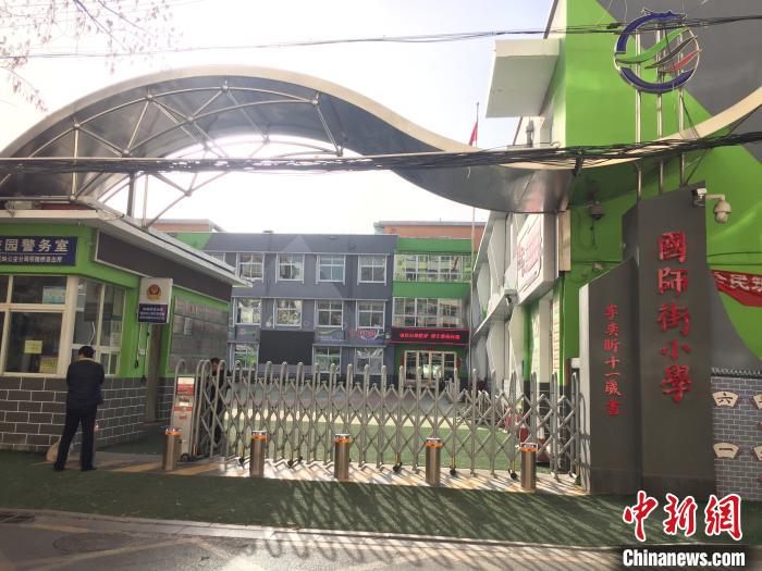 校門(mén)口設(shè)置臨時(shí)等候區(qū)，區(qū)域四周5米為禁行區(qū)?！「呷鸱?攝