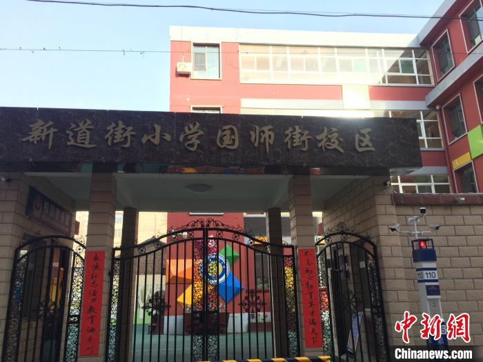 返校學(xué)生要到指定校門(mén)口報(bào)到，入校時(shí)需佩戴口罩，并進(jìn)行身份核驗(yàn)、實(shí)名登記、體溫檢測(cè)?！「呷鸱?攝