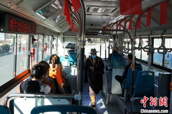 拉薩市民生活如常，圖為民眾戴口罩乘坐公交車?！〗w波 攝