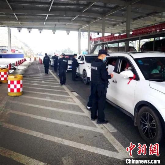圖為云南一邊境檢查站防控疫情同時(shí)嚴(yán)防境外毒品滲透。　云南省公安廳供圖 攝