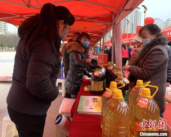 圖為市民們正在采購商品?！O睿 攝