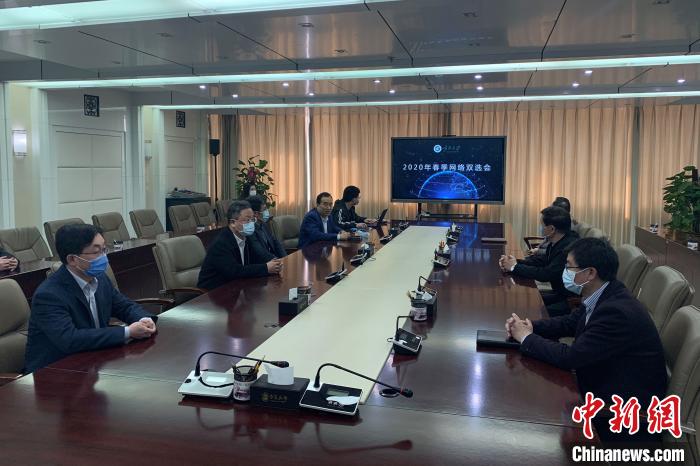 寧夏大學(xué)2020年春季首場(chǎng)綜合類“網(wǎng)絡(luò)雙選會(huì)”現(xiàn)場(chǎng)。　李佩珊 攝