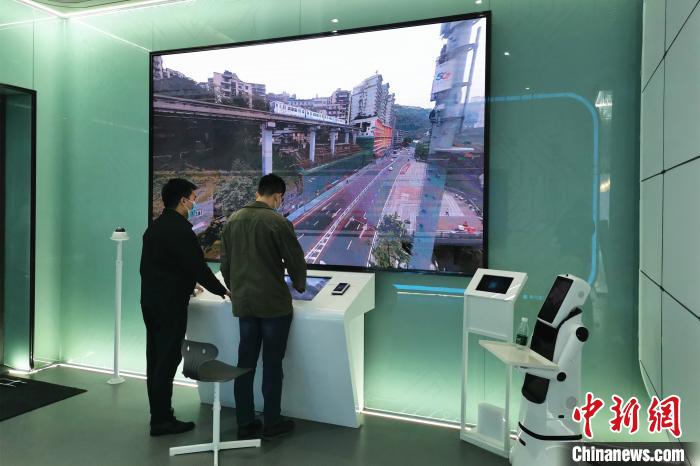 圖為重慶聯(lián)通工作人員在禮嘉智慧公園·5G體驗館調(diào)試5G+VR360度全景直播。兩江產(chǎn)業(yè)集團 供圖