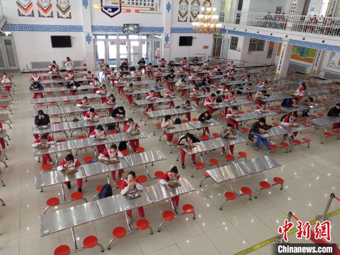 圖為學(xué)生們?cè)谑程镁筒??！鯆I娜 攝