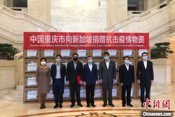 圖為捐贈方與接收方代表合影留念?！⑾嗔?攝