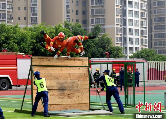 新消防員進(jìn)行消防障礙接力操展示?！⒅铱?攝
