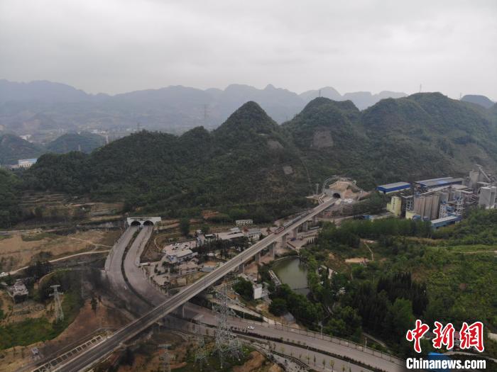 貴州省首條城際高速鐵路——安六鐵路開始聯(lián)調(diào)聯(lián)試。中國鐵路成都局集團(tuán)公司供圖