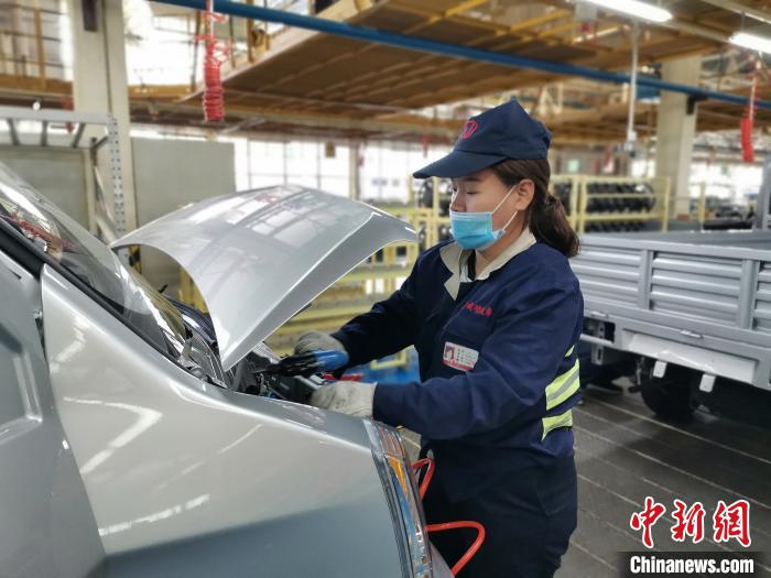 在滿足國(guó)外市場(chǎng)供應(yīng)的同時(shí)，成功汽車(chē)也緊盯國(guó)內(nèi)市場(chǎng)，拓渠道保銷(xiāo)量?！「唢w 攝