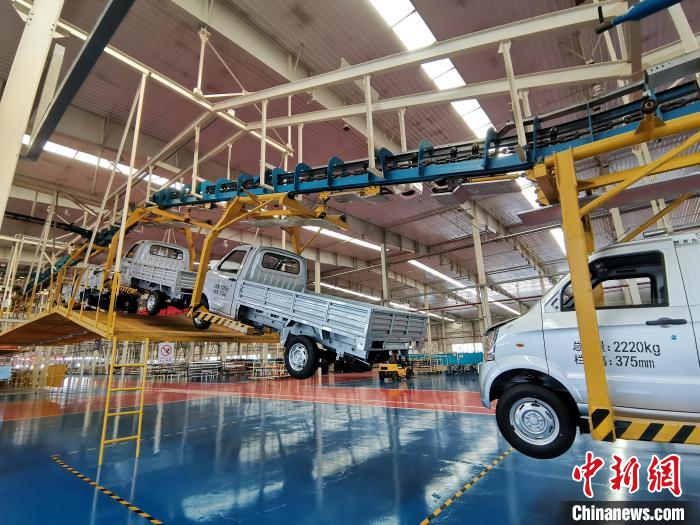 成功汽車(chē)是山西省重點(diǎn)轉(zhuǎn)型項(xiàng)目，擁有國(guó)內(nèi)先進(jìn)的零部件、發(fā)動(dòng)機(jī)整機(jī)自動(dòng)裝配和發(fā)動(dòng)機(jī)生產(chǎn)線、實(shí)驗(yàn)線，還有國(guó)際一流的工業(yè)機(jī)器人?！「唢w 攝