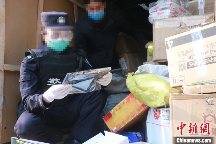 圖為勐康邊檢站民警在對快遞運(yùn)輸車輛進(jìn)行例行檢查?！钐?攝